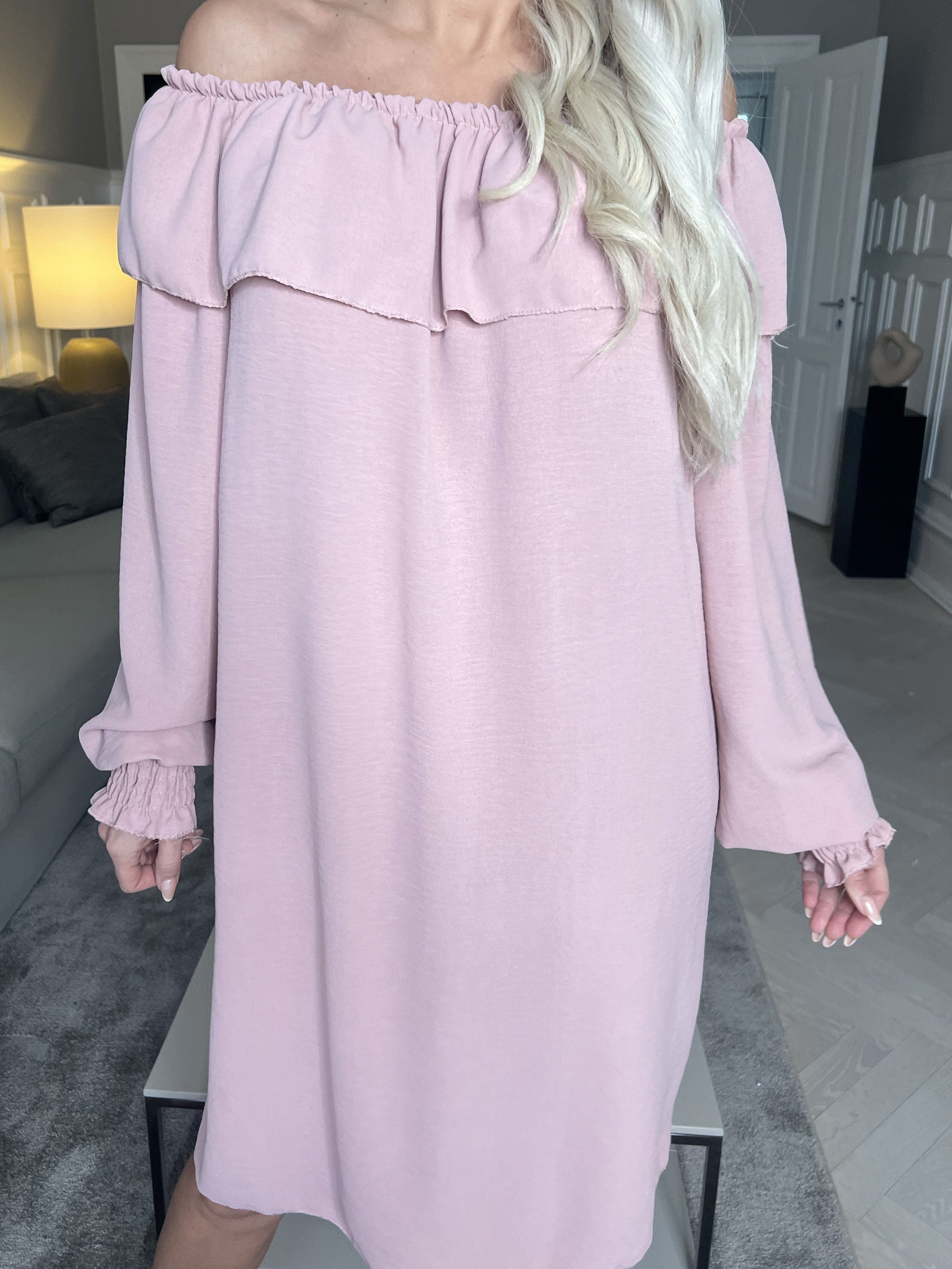 Elpida - Sød kjole med flæsekant og smock ved ærmet